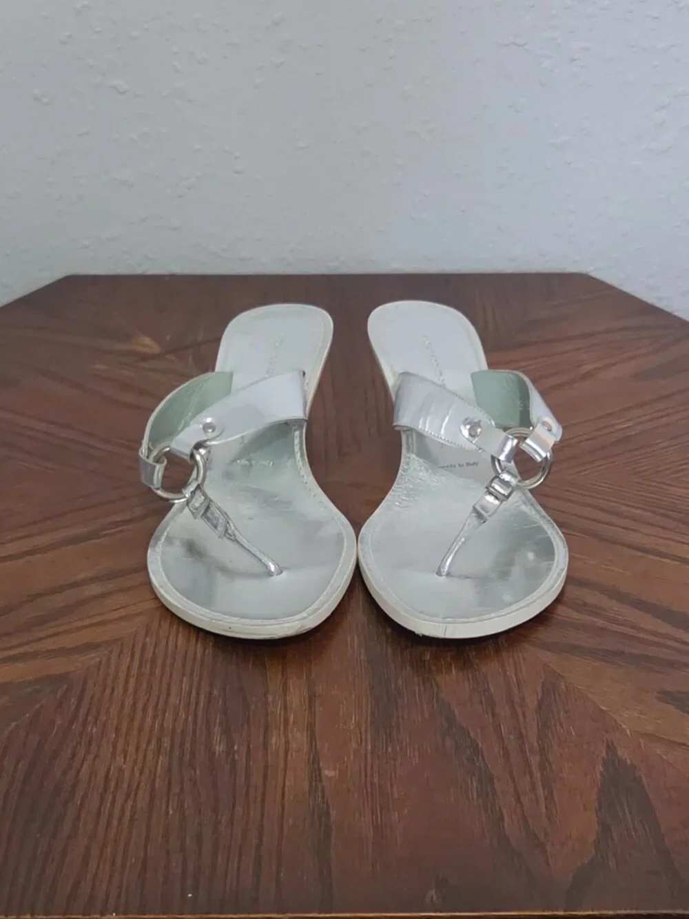 Sigerson Morrison Silver Metallic Kitten Heel Thong Sandals Size 7B